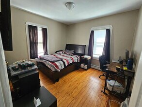 46 Bay St, Unit 3 in Fall River, MA - Building Photo - Building Photo