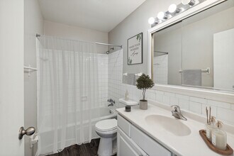 Jamestown Apartments & Townhomes in Toledo, OH - Foto de edificio - Building Photo