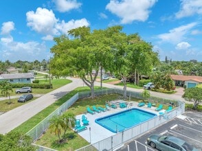 Oakland Park Villas in Oakland Park, FL - Building Photo - Building Photo