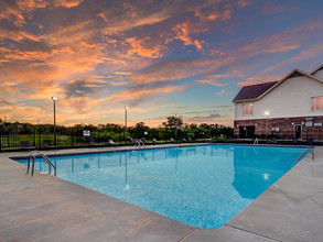 The Greens at Shawnee in Shawnee, KS - Foto de edificio - Building Photo