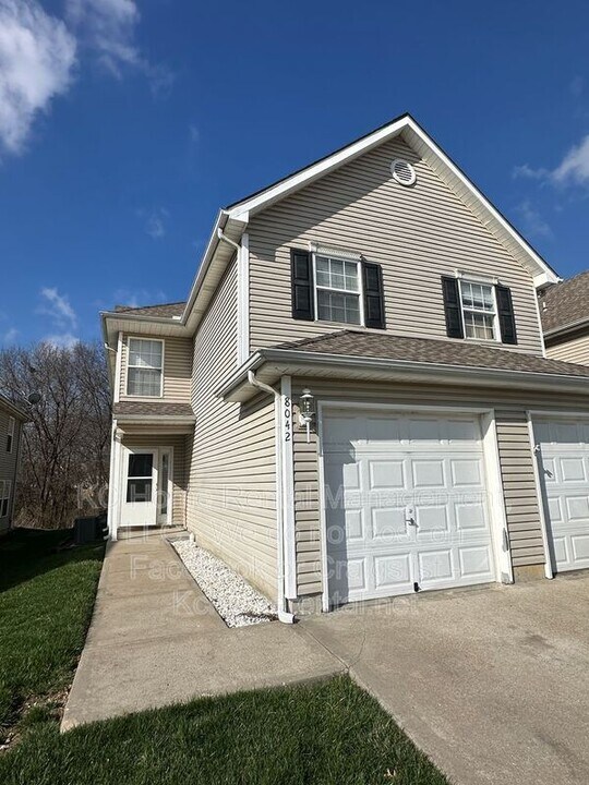 8042 N Elmwood Ave in Kansas City, MO - Building Photo