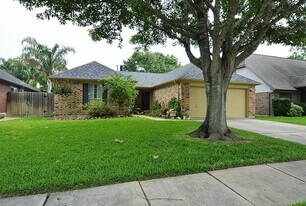 4823 Pecan Grove Dr in Pearland, TX - Building Photo