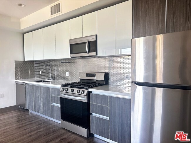 property at 552 N Hobart Blvd