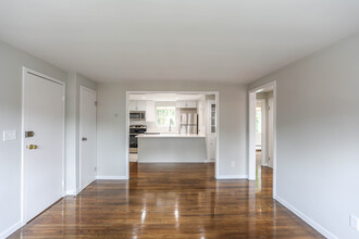 Emerson Arms Apartments in Melrose, MA - Foto de edificio - Interior Photo