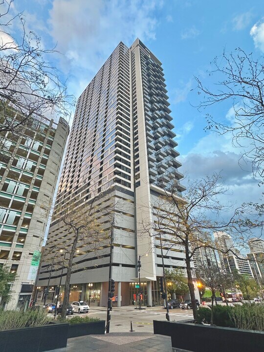 235 W Van Buren St, Unit #3310 in Chicago, IL - Building Photo