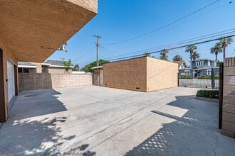 415 W Center St in Covina, CA - Building Photo - Building Photo