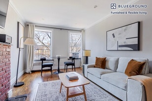 562 Hudson St in New York, NY - Building Photo