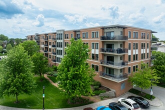 Crescent Court in Elmhurst, IL - Foto de edificio - Building Photo