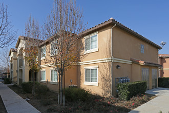 Mirage Vista Apartments in Pixley, CA - Foto de edificio - Building Photo