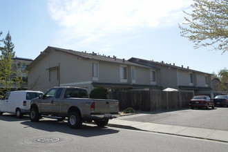 3351 Norton Way in Pleasanton, CA - Foto de edificio - Building Photo