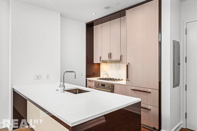 261 W 25th St in New York, NY - Building Photo - Building Photo