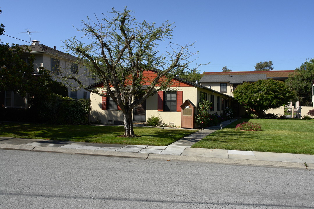 1047 Noel Dr in Menlo Park, CA - Building Photo