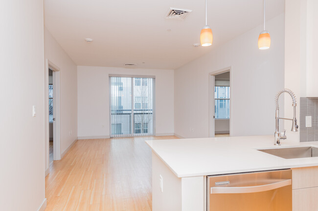 345 D St, Unit 439 in Boston, MA - Building Photo - Building Photo