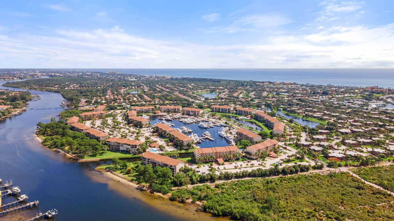 1601 Marina Isle Way in Jupiter, FL - Foto de edificio