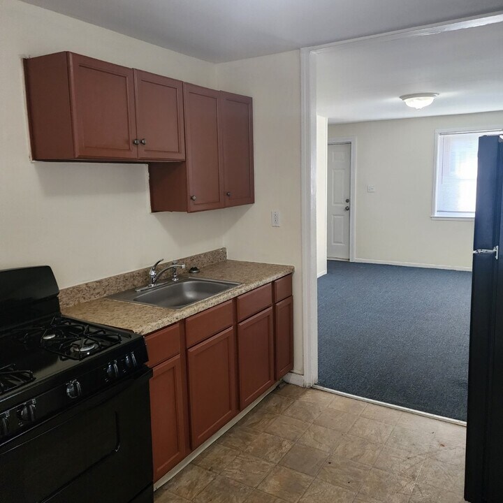 139 Cannon Rd in East Hartford, CT - Building Photo