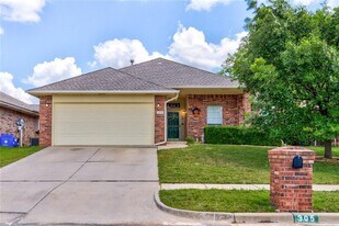 305 Waterfront Dr in Norman, OK - Building Photo