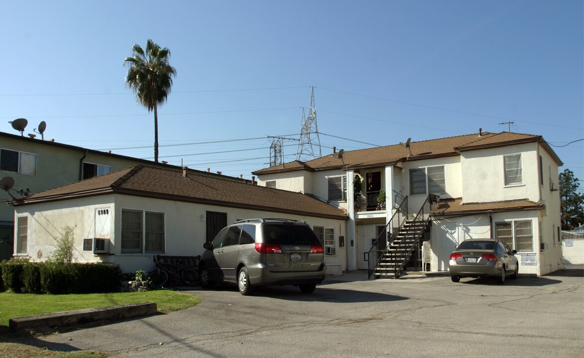 5907-5909 Cahuenga Blvd in North Hollywood, CA - Building Photo