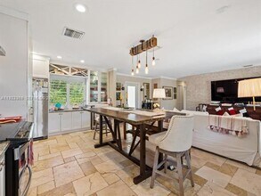 6300 SW 48th St in Miami, FL - Foto de edificio - Building Photo