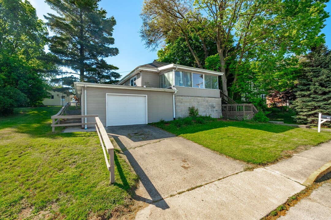 102 1st St in Winona Lake, IN - Building Photo