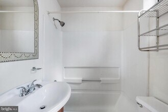 937 Christian St in Philadelphia, PA - Building Photo - Building Photo