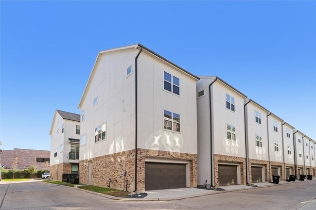 1270 N Post Oak Rd in Houston, TX - Building Photo - Building Photo