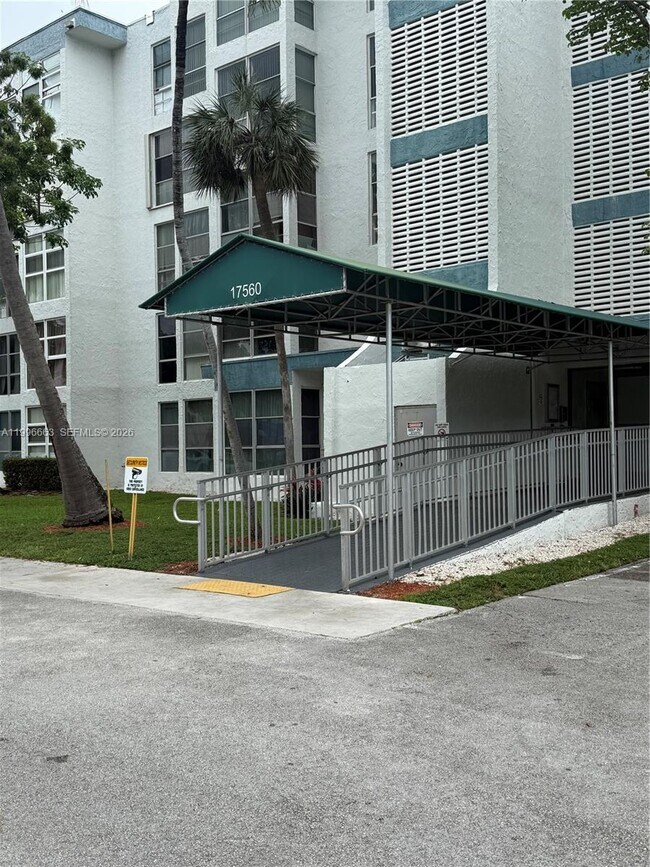 17560 Atlantic Blvd in Sunny Isles Beach, FL - Foto de edificio - Building Photo