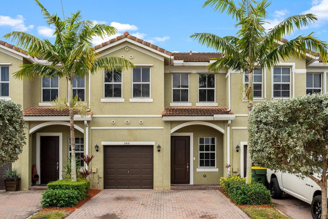 2416 SE 15th St in Homestead, FL - Foto de edificio
