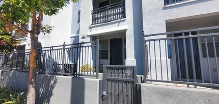 2997 E Pacific Coast Hwy in Signal Hill, CA - Building Photo - Building Photo