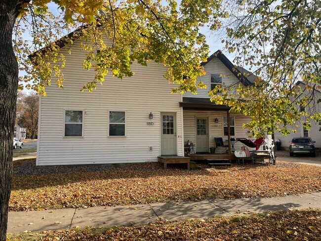 1302 8th St E in Menomonie, WI - Foto de edificio - Building Photo
