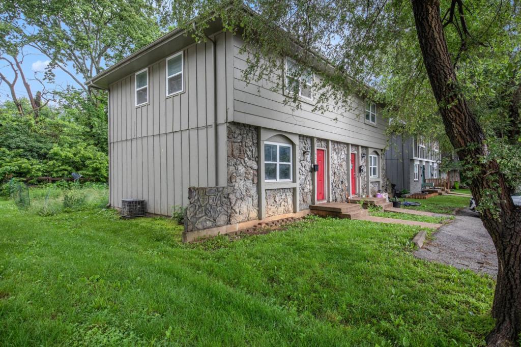 220 N Oak Dr in Belton, MO - Foto de edificio