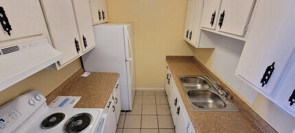 10524 Watterson Trail, Unit Pena Building 1 BR in Louisville, KY - Building Photo - Building Photo
