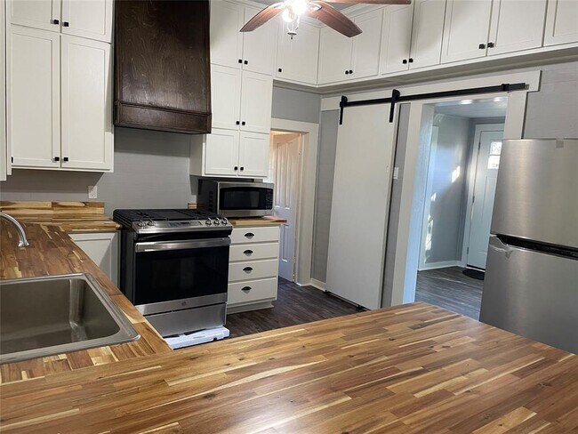 1003 W 6th St in Yorktown, TX - Building Photo - Building Photo
