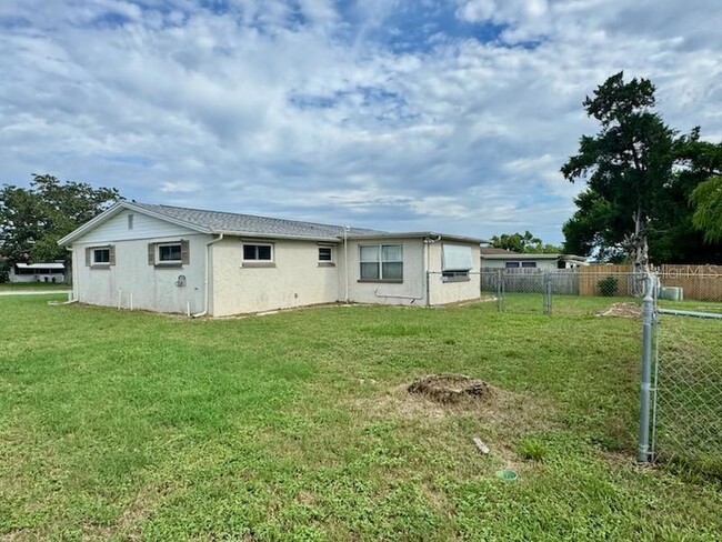 3719 Warbler Dr in New Port Richey, FL - Building Photo - Building Photo
