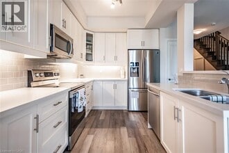 120 Dunrobin Ln in Grimsby, ON - Building Photo - Building Photo