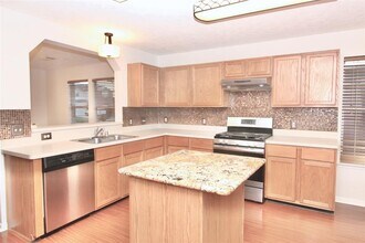 2014 Kitty Hawk Dr in Missouri City, TX - Building Photo - Building Photo