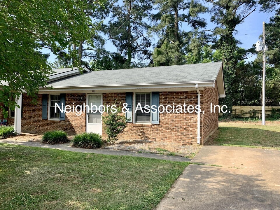 309 W Hill St in Benson, NC - Building Photo