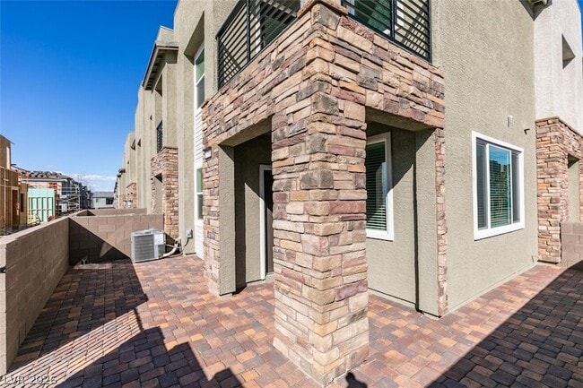 379 Morgan Crst Dr in Henderson, NV - Building Photo - Building Photo