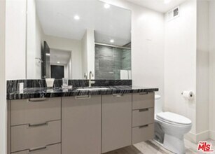 10790 Wilshire Blvd, Unit 504 in Los Angeles, CA - Foto de edificio - Building Photo