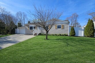 56 Applegate Dr in Central Islip, NY - Building Photo - Building Photo