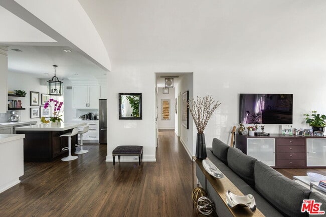 10640 Rochester Ave in Los Angeles, CA - Building Photo - Building Photo