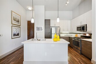 2411 Fondren Rd in Houston, TX - Building Photo - Building Photo