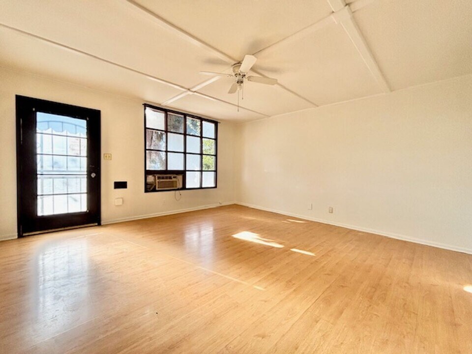 6242 Willowcrest Ave in Los Angeles, CA - Building Photo