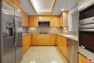 13600 Marina Pointe Dr in Marina Del Rey, CA - Building Photo - Building Photo