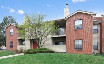 2028 N Rand Rd, Unit 104 in Palatine, IL - Building Photo