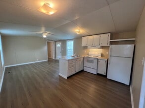1050 Ross Ln in Clarksville, TN - Building Photo - Building Photo
