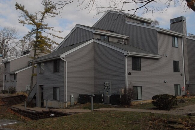 1321 Prospect Crossing in Ballwin, MO - Foto de edificio - Building Photo