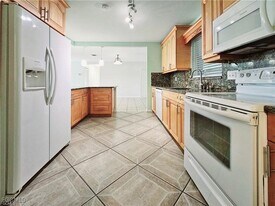 211 S Lake Dr in Lehigh Acres, FL - Building Photo