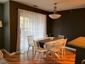 6157 Chasewood Pky, Unit 201 in Hopkins, MN - Foto de edificio - Building Photo