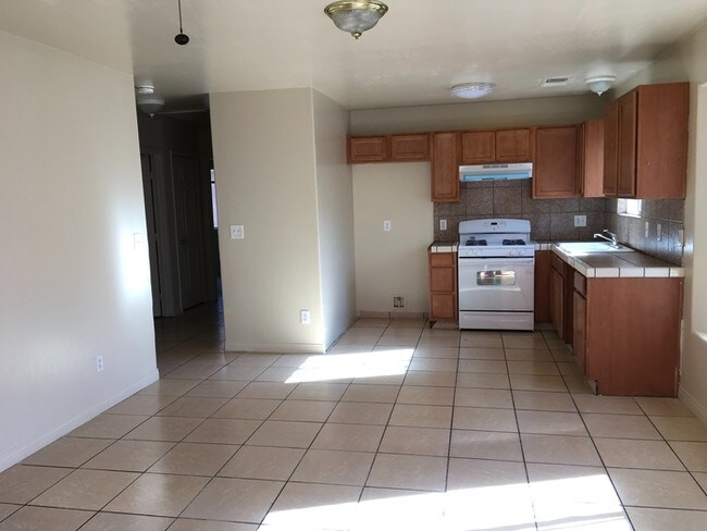 1819 Pacific St-Unit -B in Bakersfield, CA - Building Photo - Building Photo