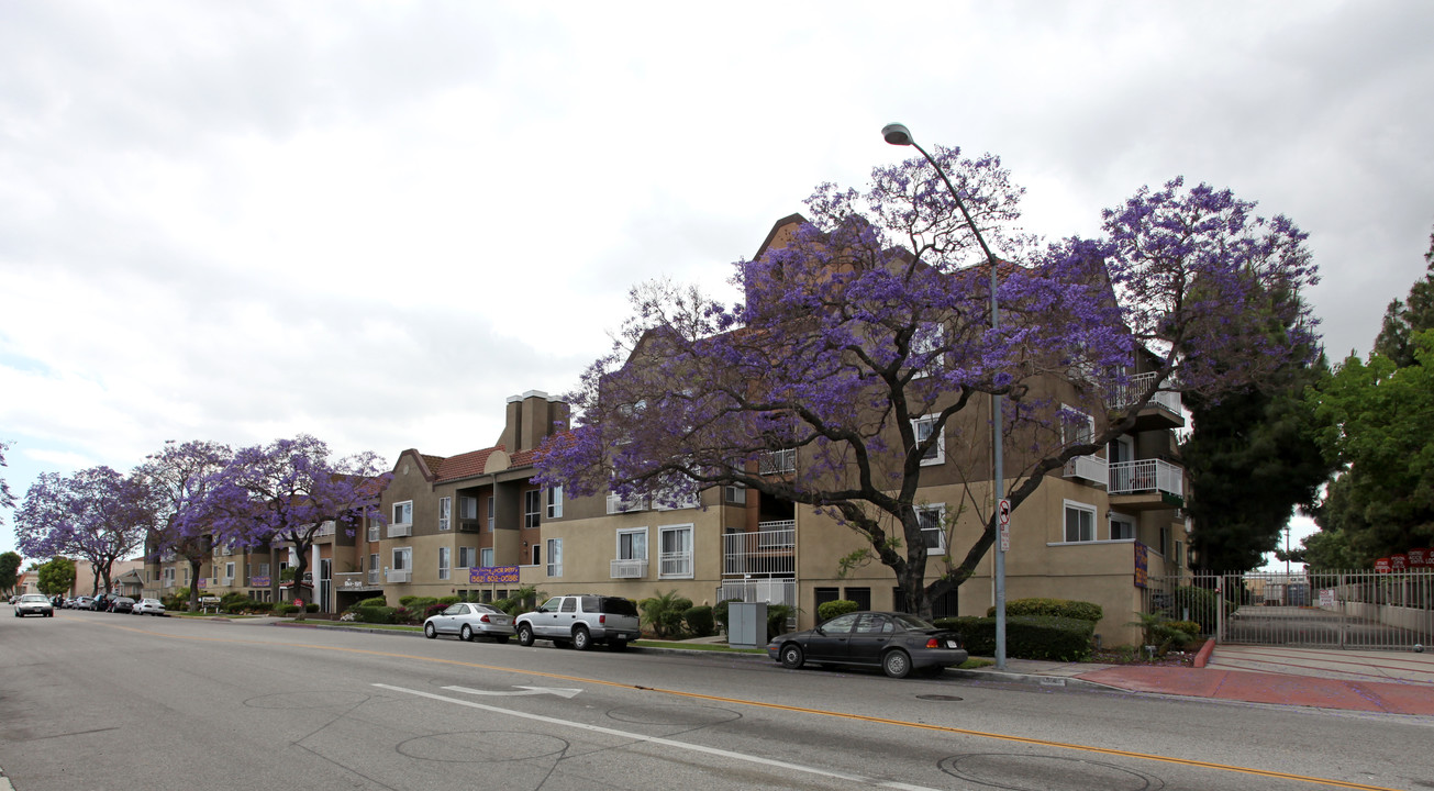 Twin Towers Apartments in Paramount, CA - Building Photo